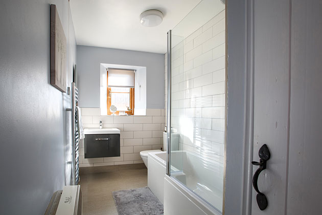 Stable End Cottage's bathroom